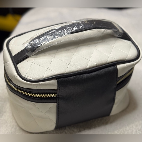 NWT Ulta Beauty Cosmetic Zip Closure Case Bag White/Black , quilted pattern - Picture 9 of 9